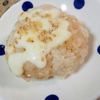 炊き込みご飯のチーズごま焼きおにぎり＊